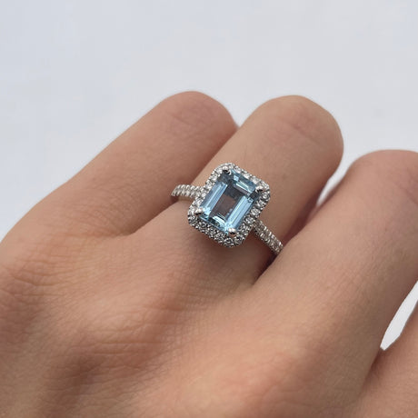 Anello Acquamarina 1.79kt contorno di Diamanti-Anelli-GRANARELLI-Gioielleria Granarelli
