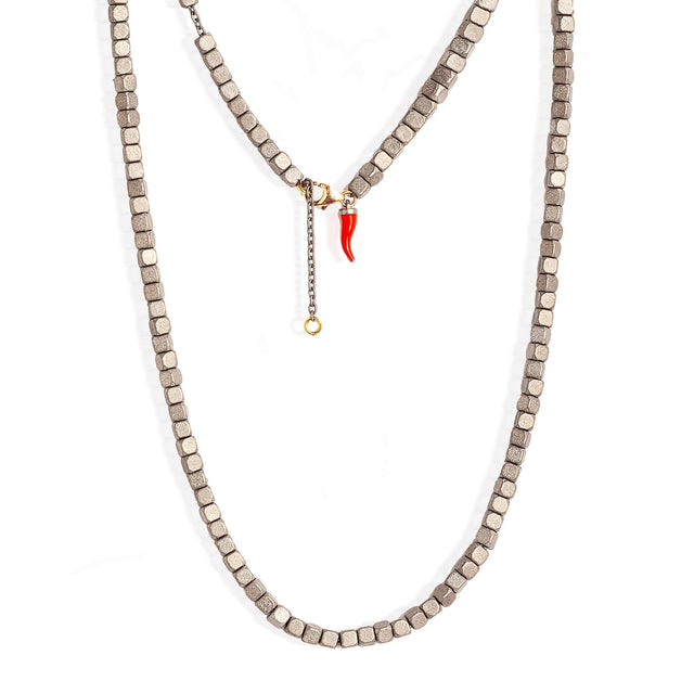 COLLANA CUBI PICCOLI IN TITANIO CON CORNETTO SMALTATO E ORO ROSA 9KT-COLLANA-MANO-Gioielleria Granarelli