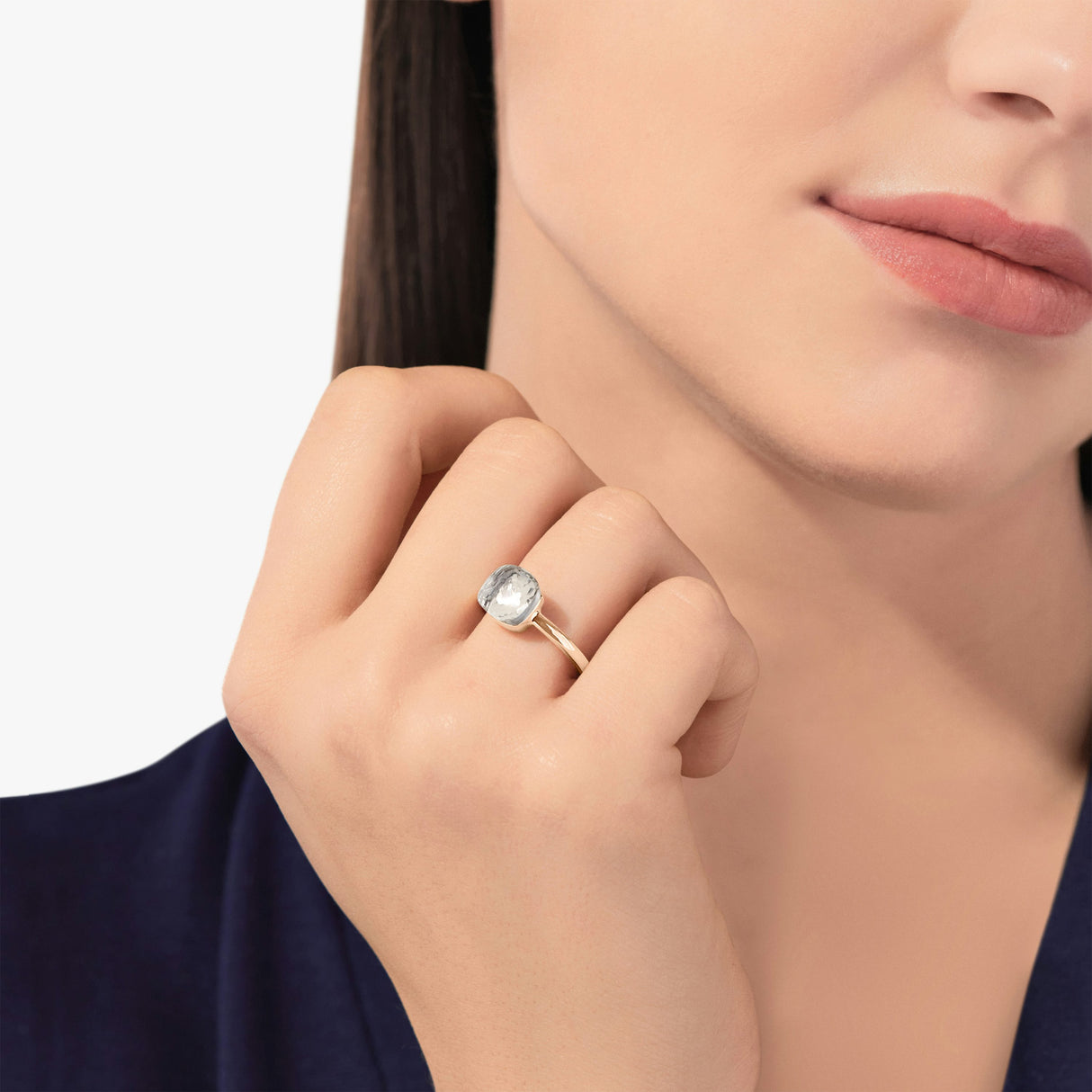 Petit Nudo Ring aus Roségold und weißem Topas