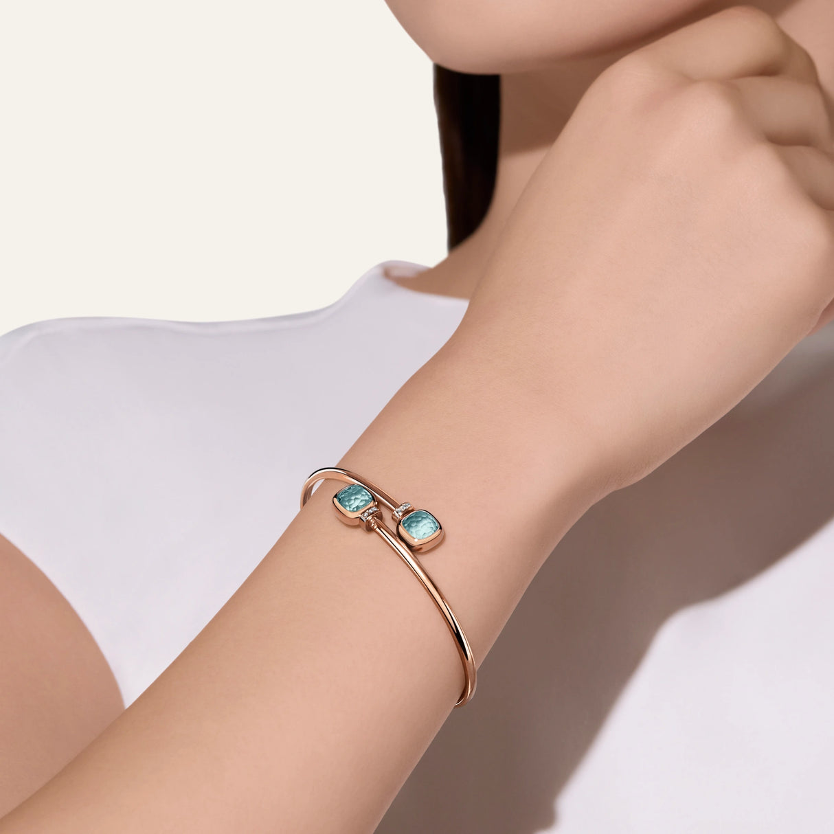 Bracciale Bangle Nudo Mini Oro Rosa, Topazi Azzurri e Diamanti-Bracciali-POMELLATO-Gioielleria Granarelli