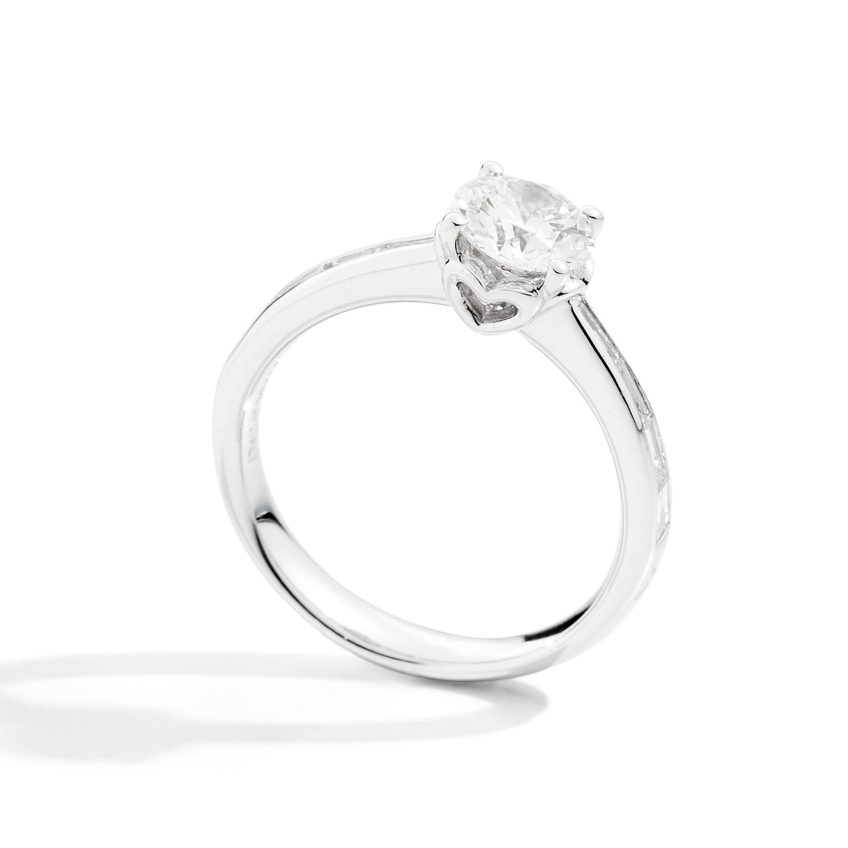 Anello Solitario 0.705kt con diamanti baguette 0.30kt