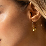 Mono-orecchino hoop zirconi verde lime e medaglie pendenti