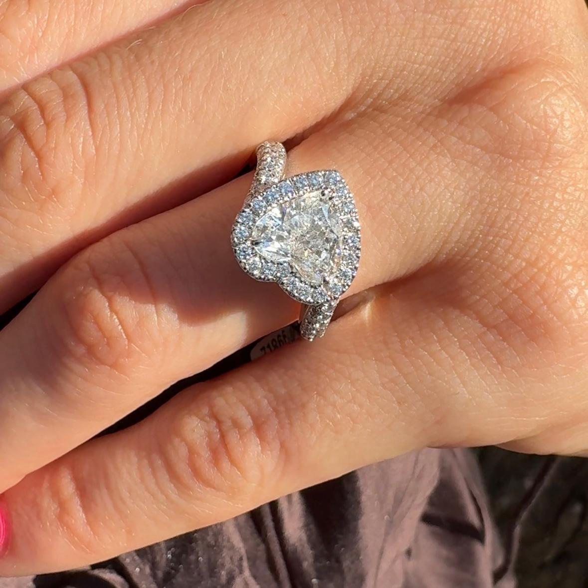 Anello Cuore 1.76kt e Diamanti in Oro Bianco