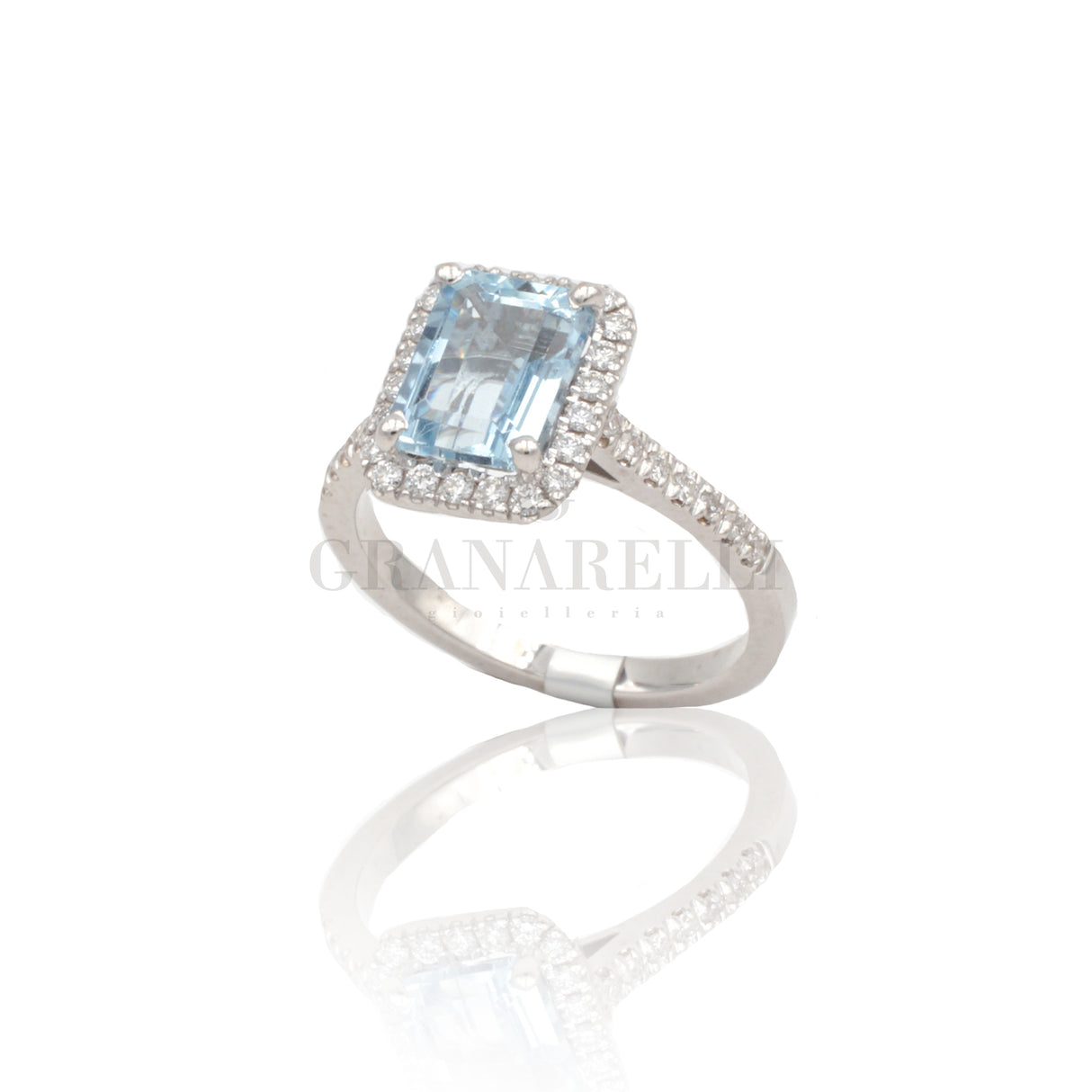 Aquamariner ovaler Ring und Diamanten