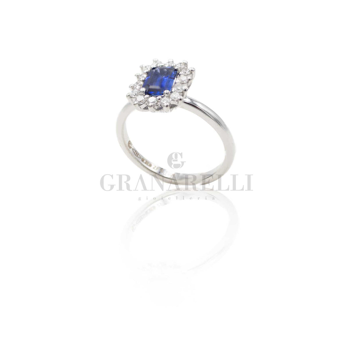 Anello in Oro Bianco con Zaffiro 0.70kt e Diamanti