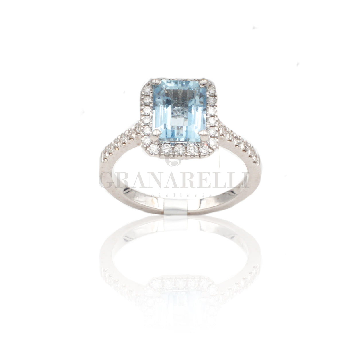 Aquamariner ovaler Ring und Diamanten
