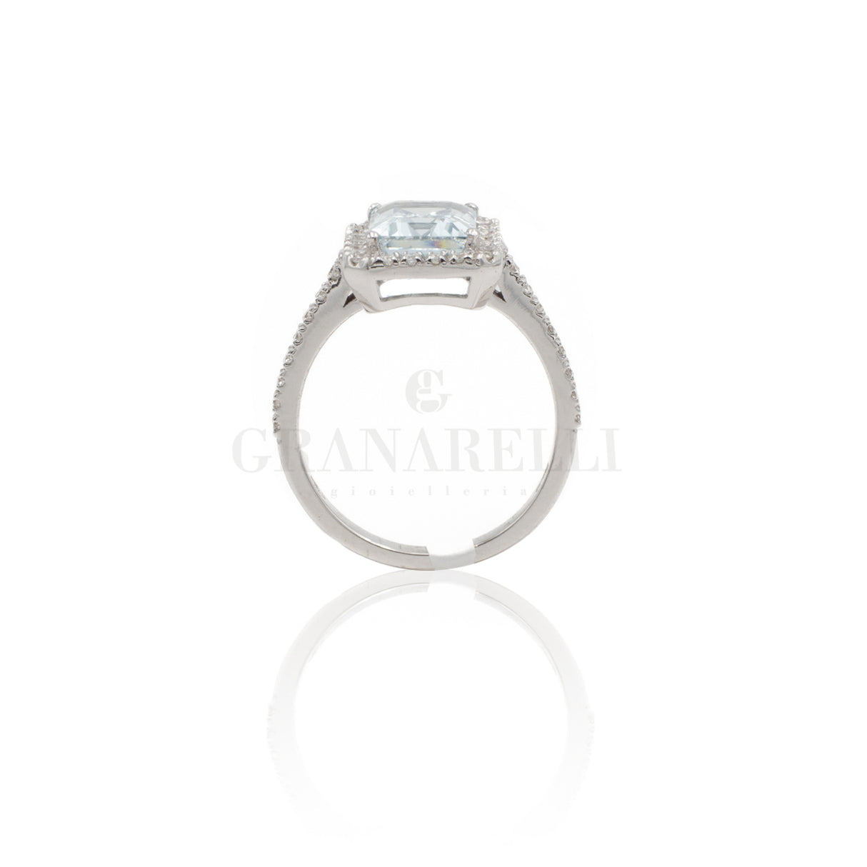 Aquamariner ovaler Ring und Diamanten