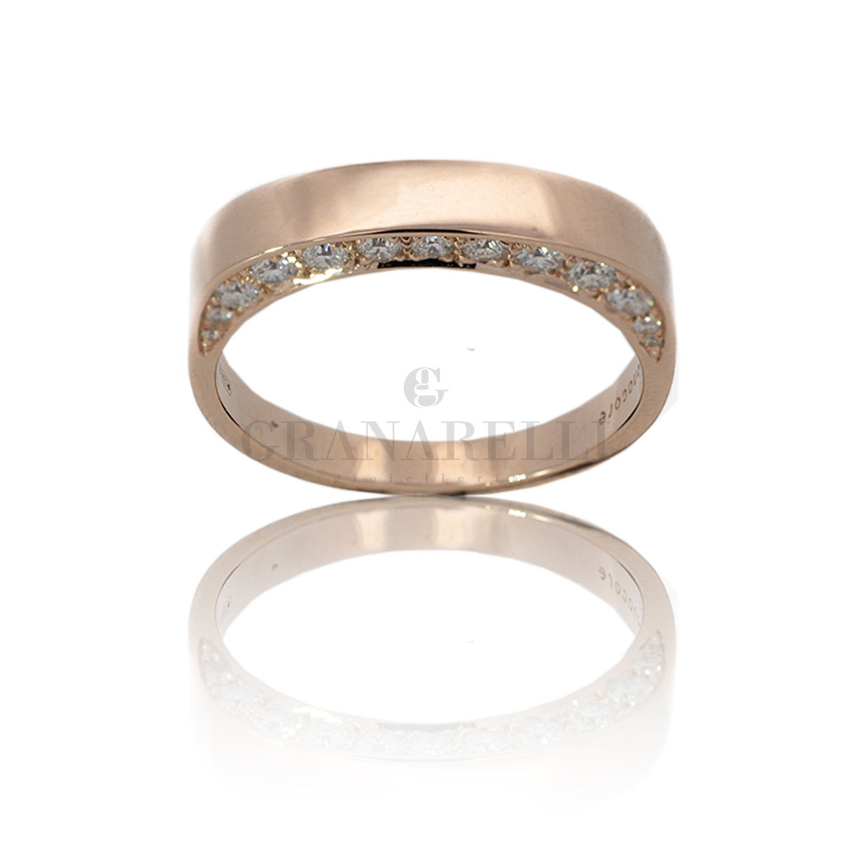 Anello con diamanti bianchi laterali  in oro rosa