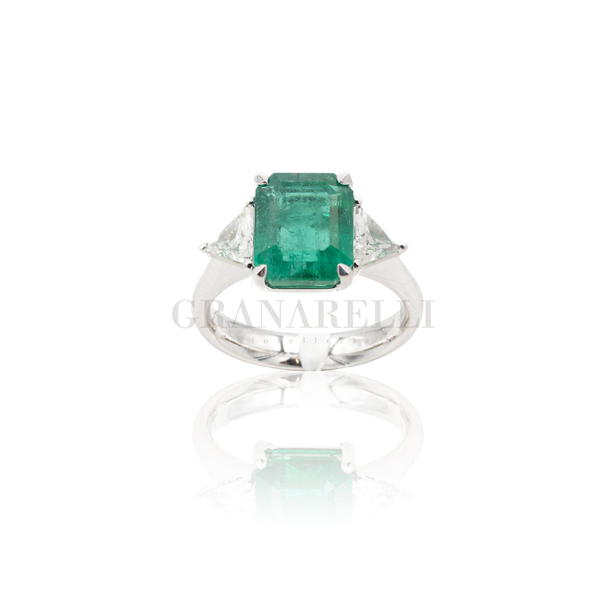 White gold ring with emerald and 3.63kt diamonds