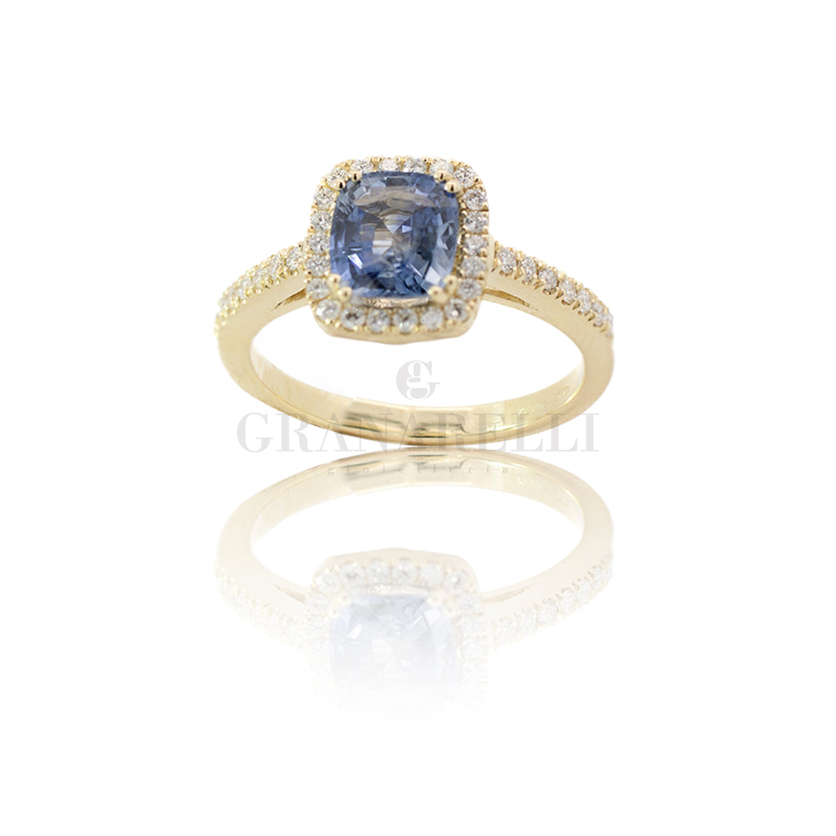 Anello in Oro giallo con Zaffiro 1.52kt e contorno di Diamanti