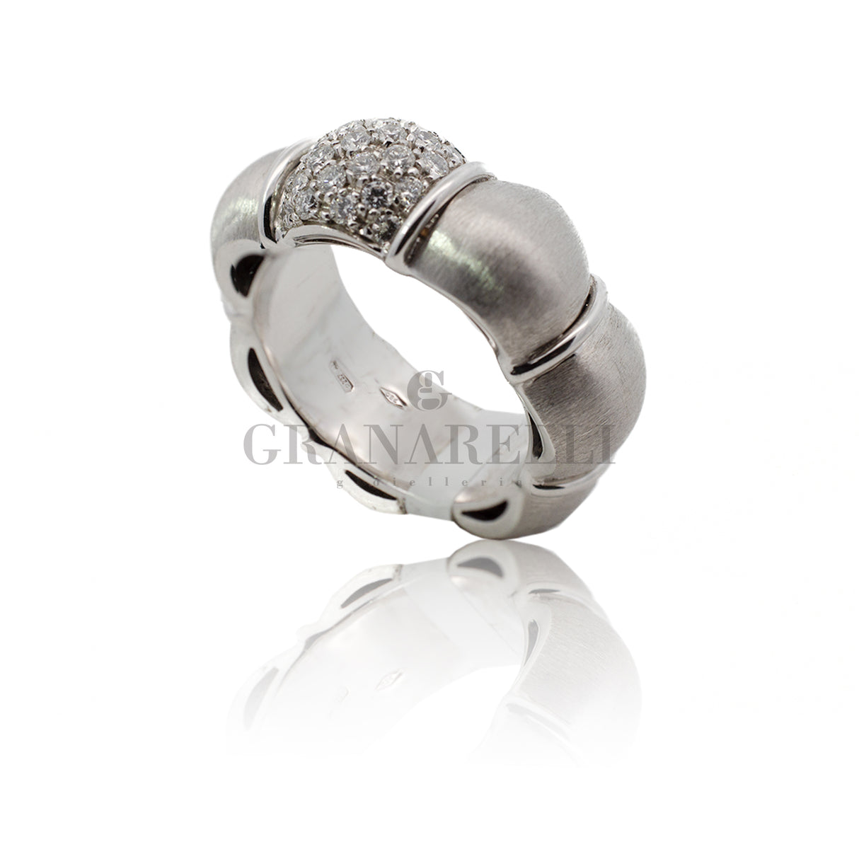 Anello fascia diamanti bianchi in oro bianco sabbiato