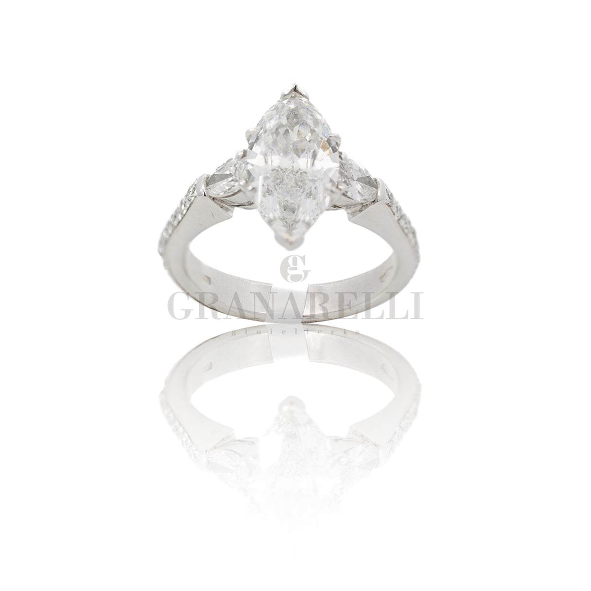 Solitary ring diamond shuttles in white gold