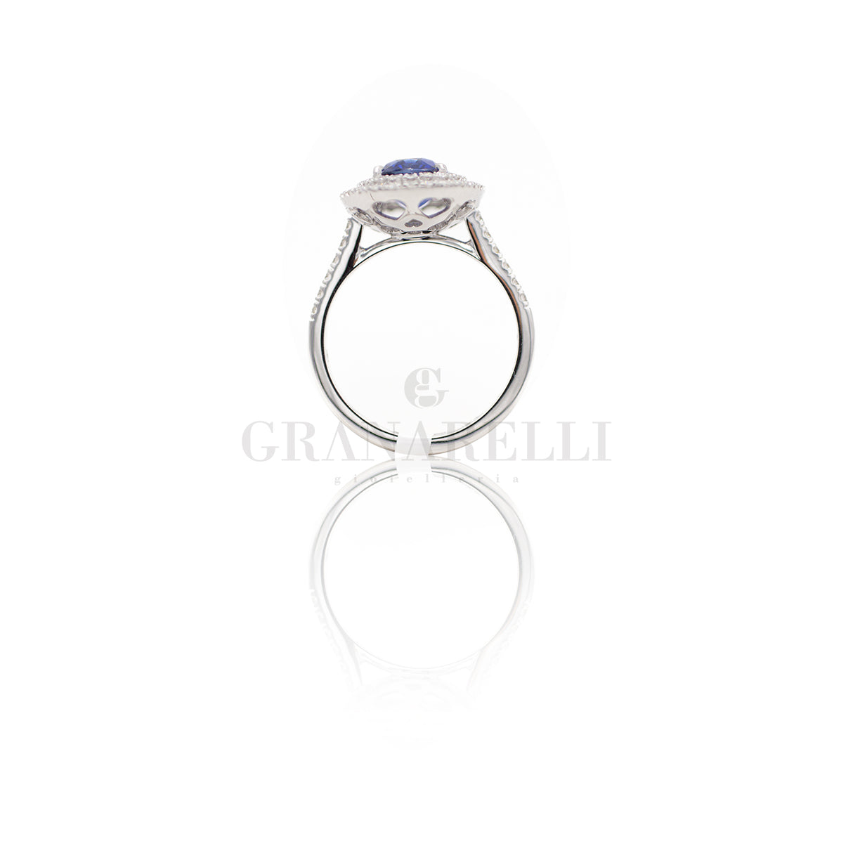Anello in Oro Bianco con Zaffiro 2.58kt e contorno di Diamanti
