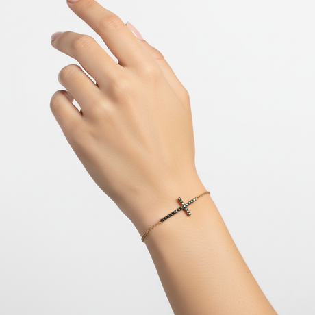 Bracciale con croce di diamanti neri indossato