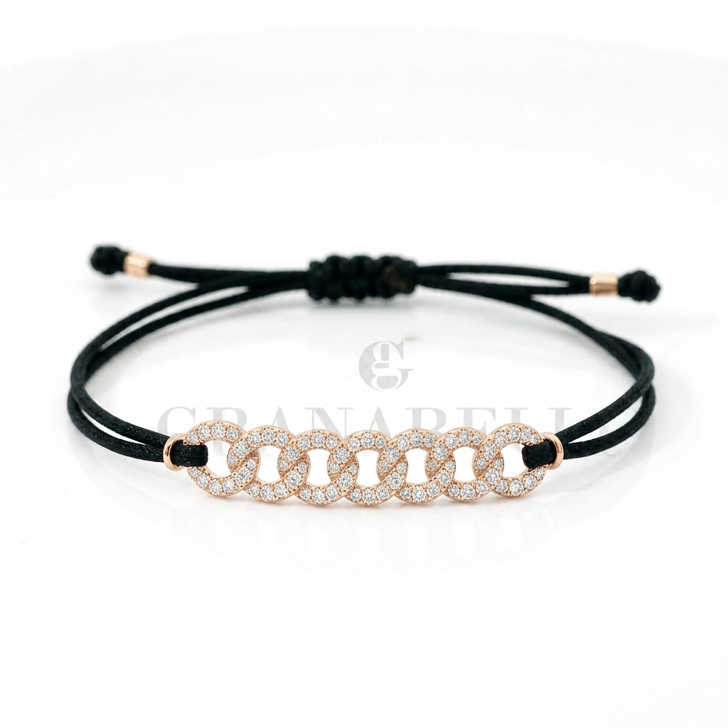 Bracciale con finitura in oro rosa, mantenendo diamanti, cordino nero e sfondo originali
