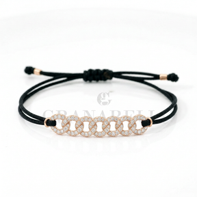 Bracciale con finitura in oro rosa, mantenendo diamanti, cordino nero e sfondo originali