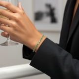 Bracciale tennis con smeraldi e diamanti indossato - mano completa