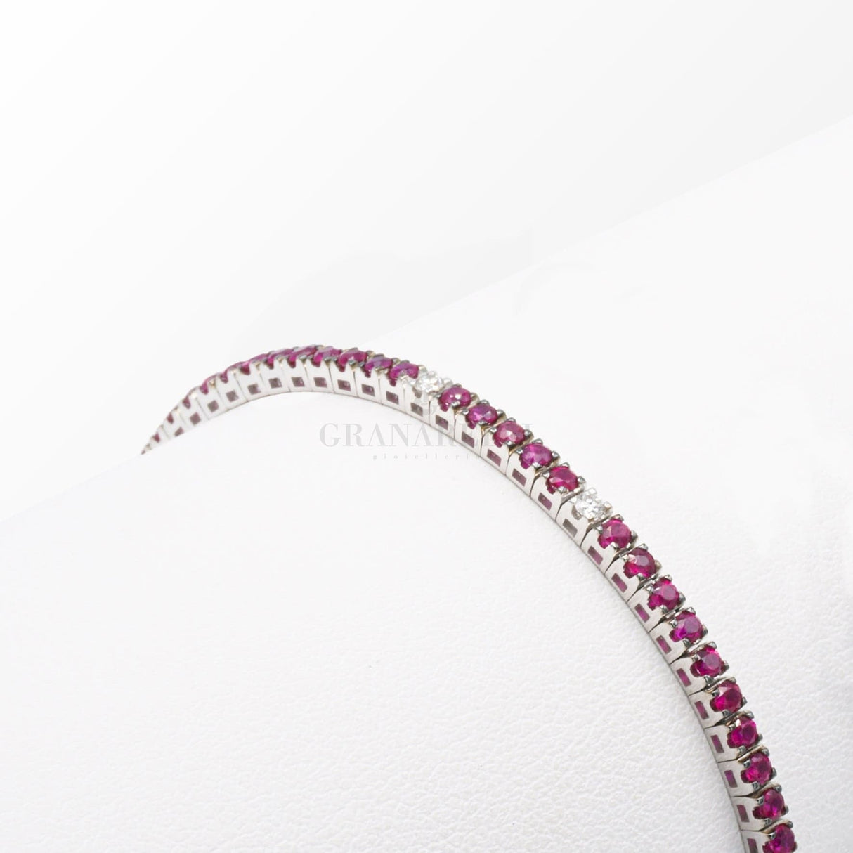 Bracciale Tennis Oro Bianco con Rubini 2,20kt e Diamanti Bianchi
