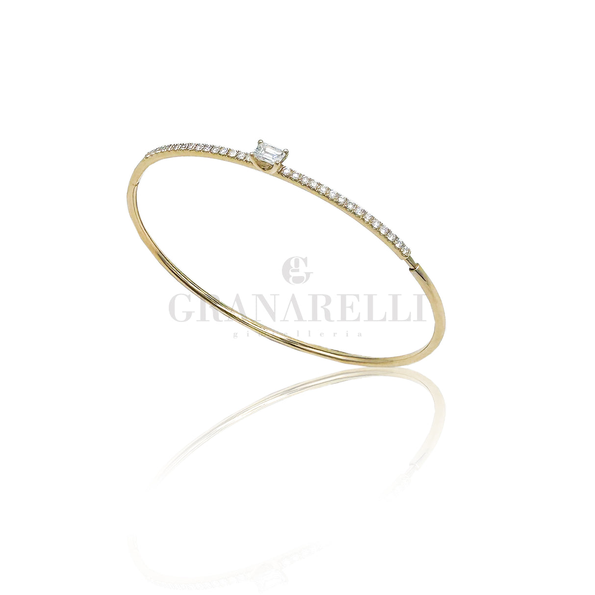 Bracciale Rigido oro giallo Diamante taglio Smeraldo 0.30 ct, e diamanti laterali
