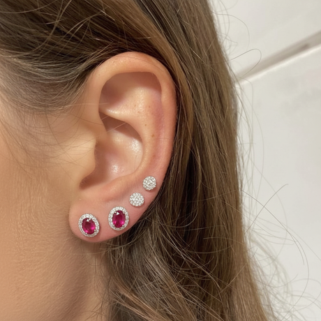 Orecchini con rubini ovali e diamanti indossati