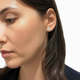 Orecchino cluster 8,4mm oro giallo su modella