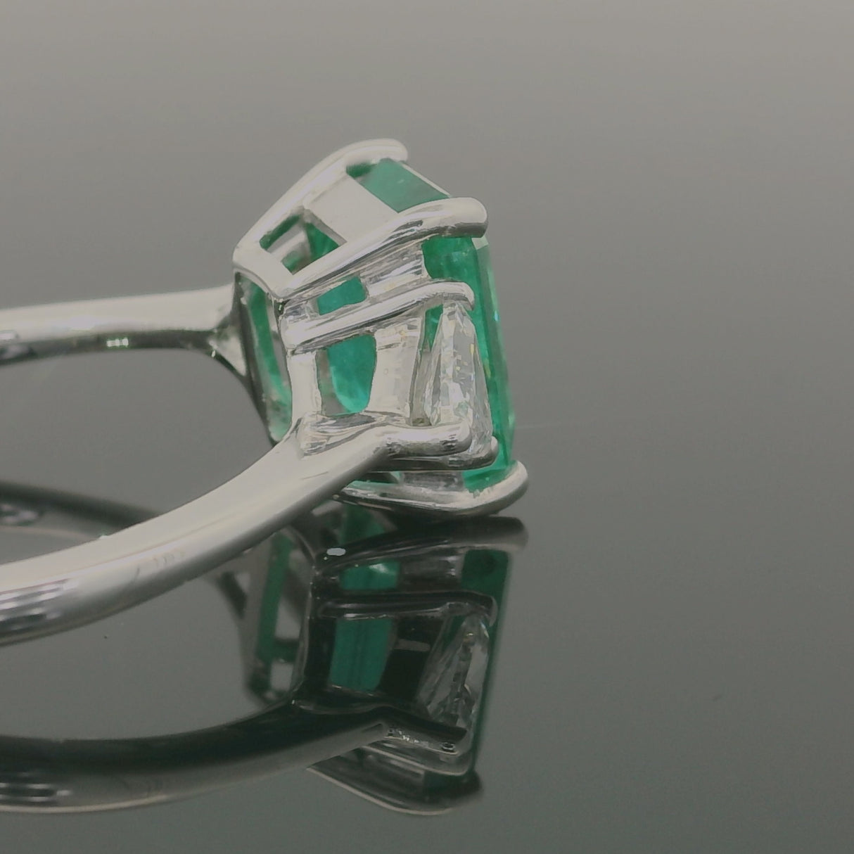Anello in Oro Bianco con Smeraldo 1.90kt e Diamanti Trilliant