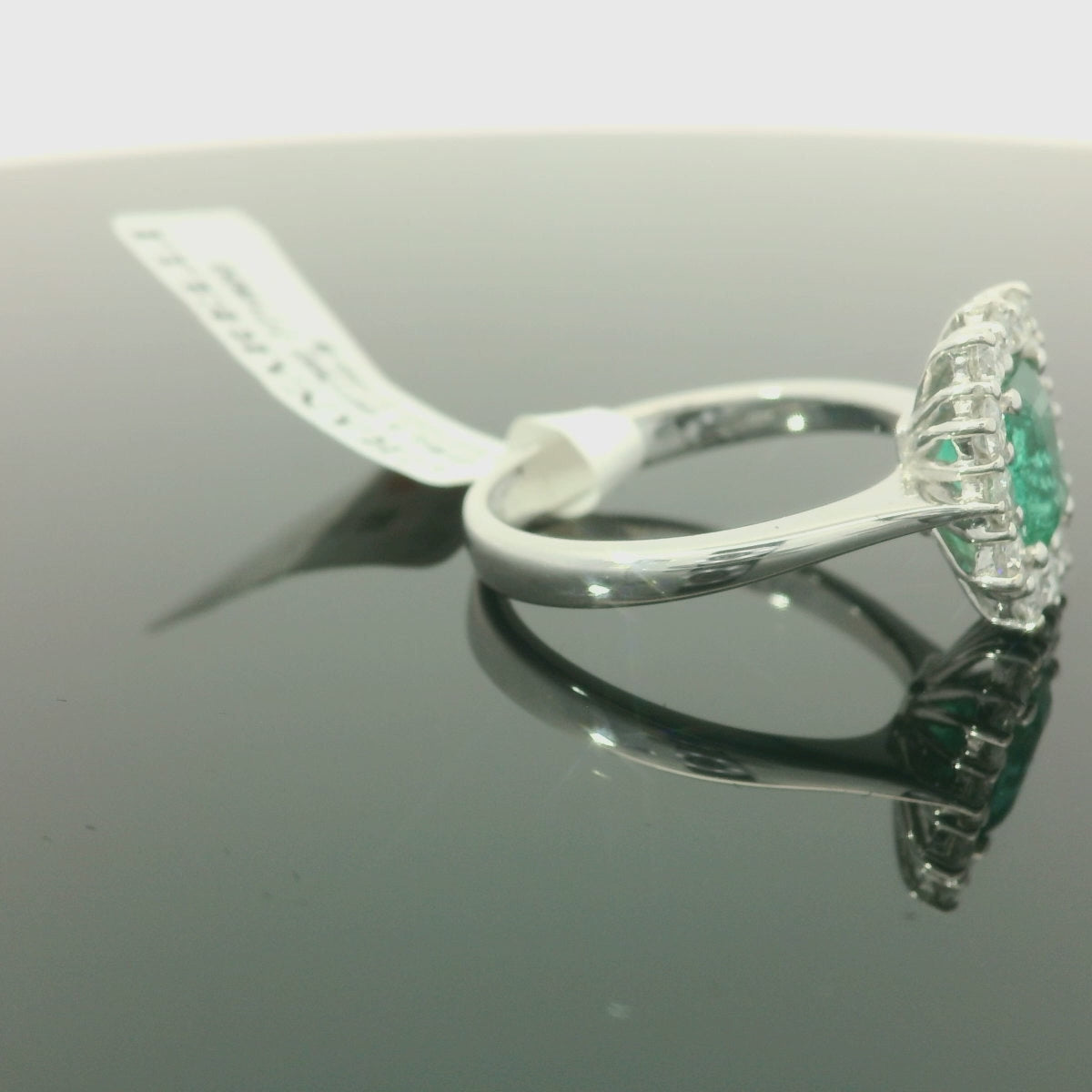 Anello in Oro Bianco con Smeraldo 1.08kt e Diamanti