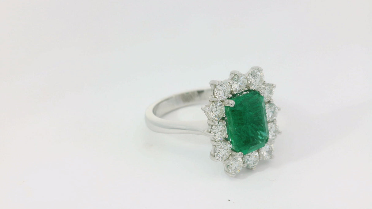Anello in Oro Bianco con Smeraldo 2.74kt e Diamanti