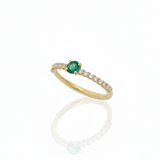 Ring emerald solitaire yellow gold clean background
