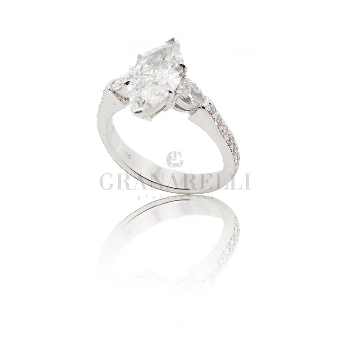 Solitary ring diamond shuttles in white gold