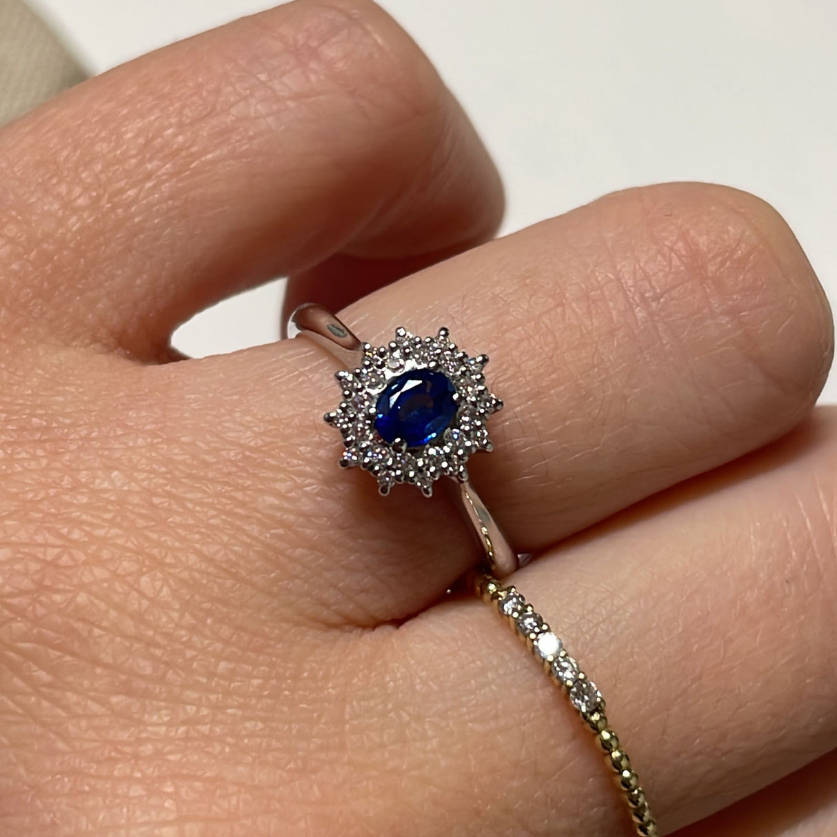 Anello Solitario Zaffiro e Diamanti in Oro Bianco-Anelli-RECARLO-13-Gioielleria Granarelli